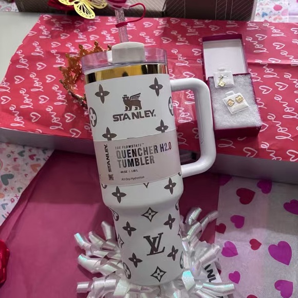 Stanley White and Black Quencher H2.0 Tumbler - Picture 1 of 9